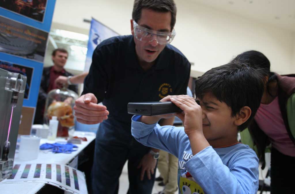 Dr Rehse with young interested audience member at Devonshire Mall