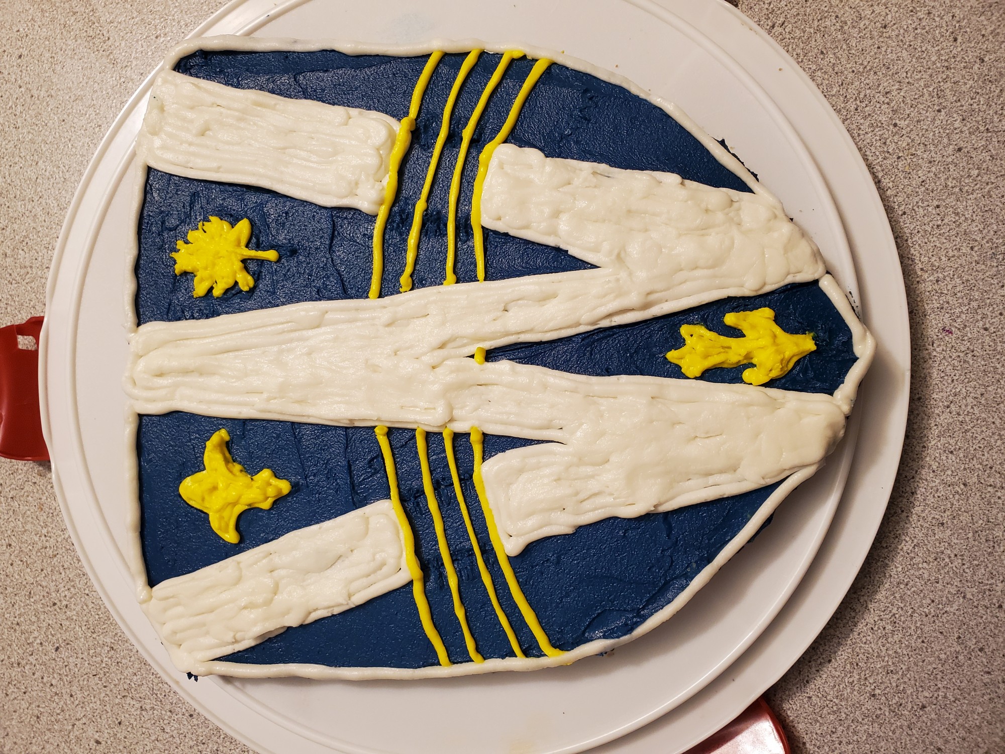 A cake decorated at the blue and gold University of Windsor Sheild